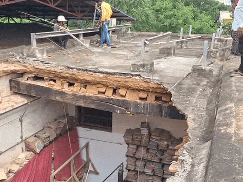 रायपुर के कलेक्ट्रेट परिसर में रविवार सुबह एंग्लो रिकॉर्ड सेल कक्ष की जर्जर छत गिर गई।