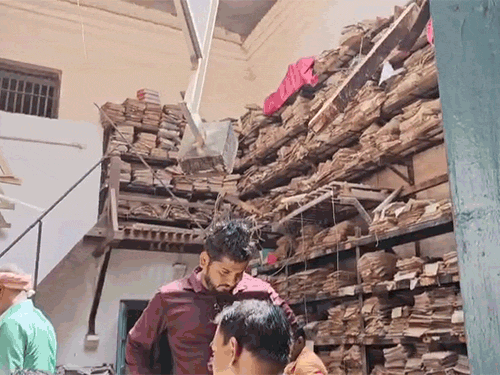 रायपुर के कलेक्ट्रेट परिसर की बिल्डिंग अंग्रेजों के जमाने की है। इसमें कई साल पुराने रिकॉर्ड रखे गए हैं।