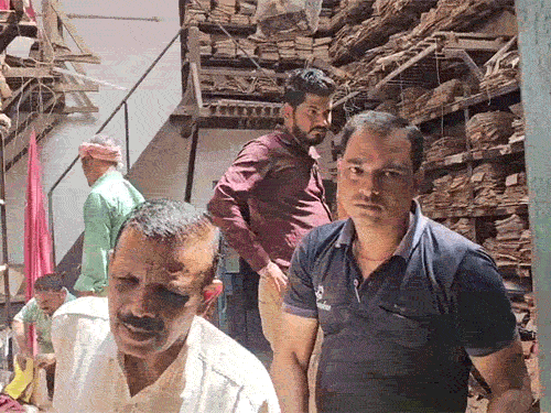 रायपुर के कलेक्ट्रेट परिसर में हादसे के बाद अधिकारियों की टीम मौके पर पहुंची।