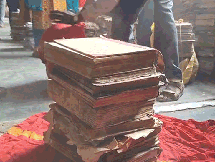 एडिशनल कलेक्टर मनीष मिश्रा और उनकी टीम मौके पर पहुंची। व्यवस्था दुरुस्त की जा रही है।