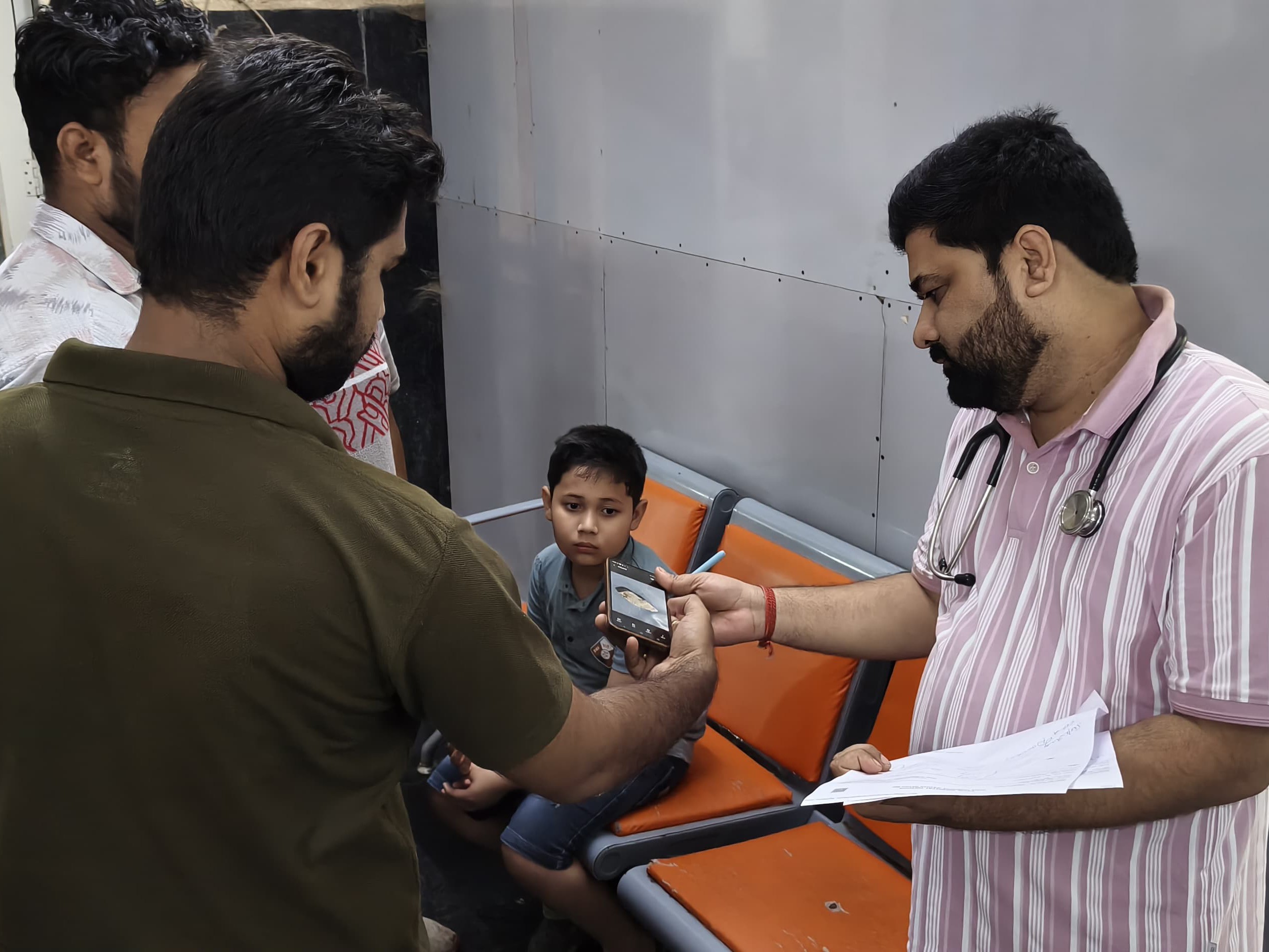 मैहर सिविल अस्पताल में बच्चे का इलाज किया गया है।
