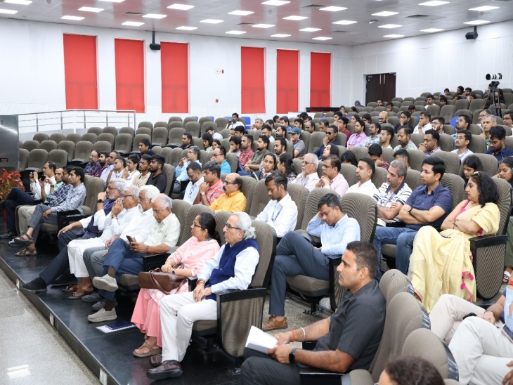 कार्यक्रम में मौजूद फैकल्टी, कर्मचारी और स्टूडेंट।