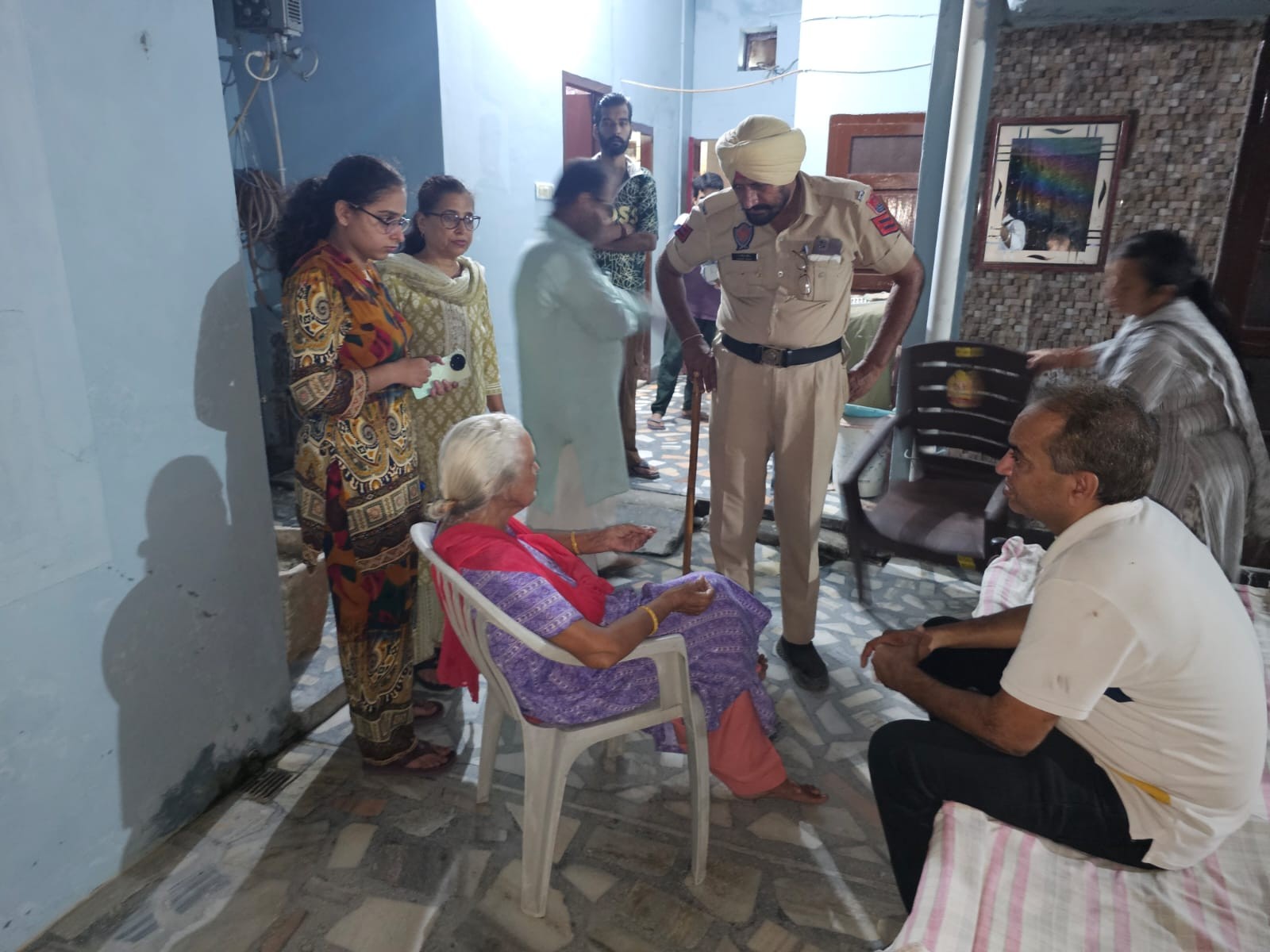 अबोहर में 78 साल की बुजुर्ग महिला से लूट:  घर में घुसकर सोने की बालियां छीना, धक्का देकर जमीन पर गिराया – Abohar News