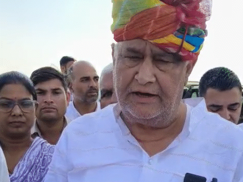 रिकॉर्ड को दिखाते हुए मंत्री किरोड़ीलाल मीणा