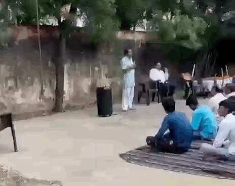 कार्यकर्ताओं को संबोधित करते वक्ता