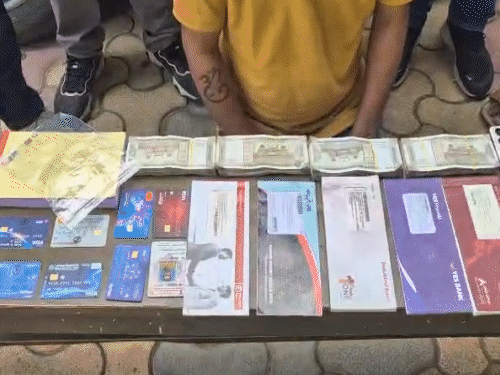 मास्टरमाइंड वरुण पटवा के पास से 2 लाख नकद, लैपटॉप, मोबाइल, कई सिम कार्ड, चेक बुक, ATM कार्ड और APK फाइल के कुछ सबूत मिले है।