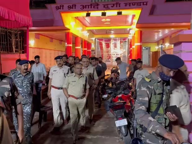 विभिन्न पंडालों की जांच के दौरान पूजा आयोजकों को कई निर्देश भी दिए।