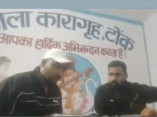 तस्वीर में नजर आ रहे हैं बदमाश शादाब और दीपक हैं। वीडियो में हथियार दिखाते नजर आ रहे हैं।