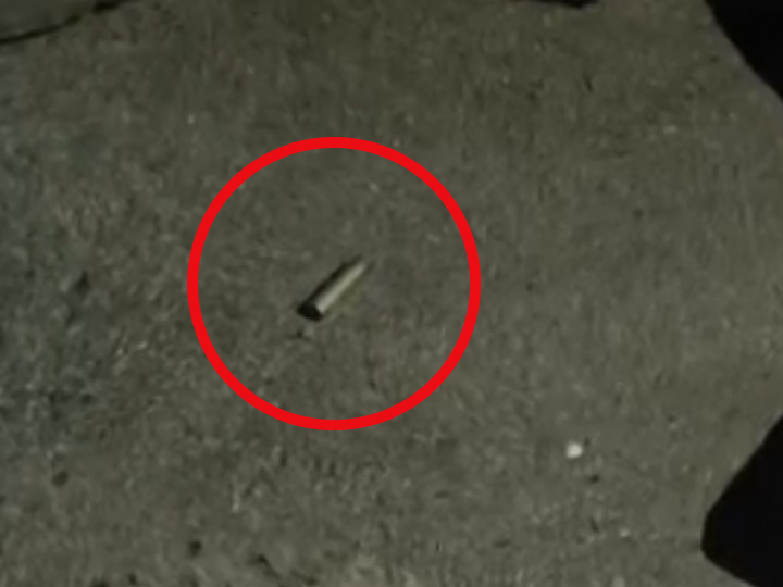 एक गोली दुकान की शटर और दूसरी गोली दरवाजे से निकली थी।