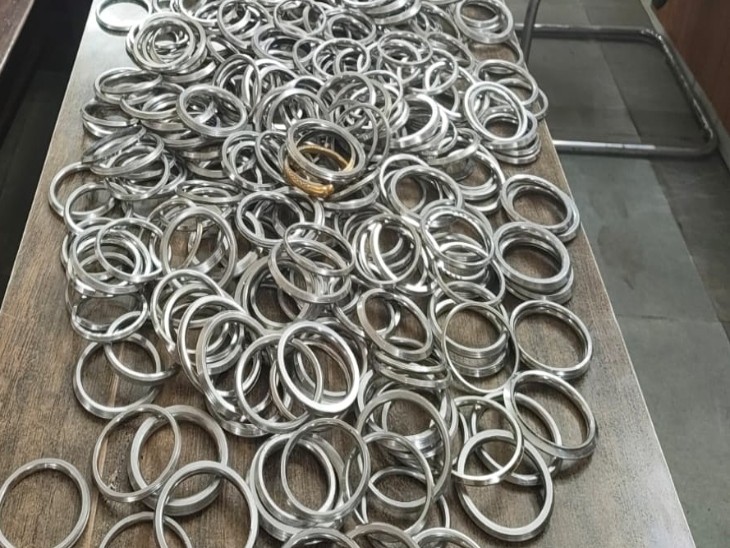 करीब 1700 कड़े है, जिन्हें पुलिस ने जब्त कर लिया है।