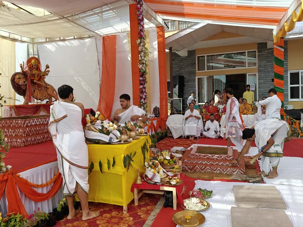 कैलाश आश्रम में हवन की तैयारी करते योग एंड मेडिटेशन सेंटर के सदस्य।