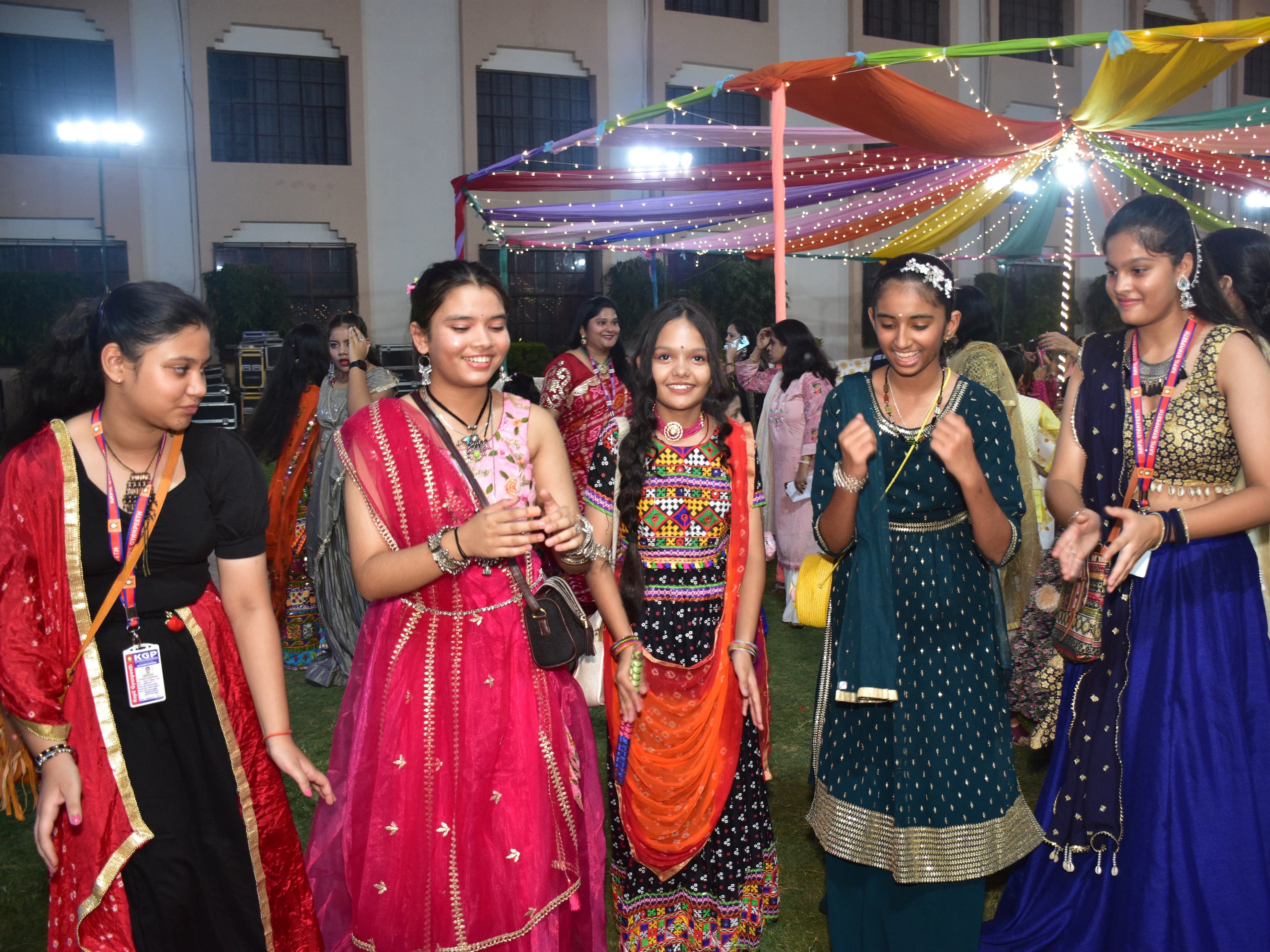 यह आयोजन विद्यार्थियों को सांस्कृतिक परंपराओं से जुड़ने और आपसी सौहार्द बढ़ाने का अवसर प्रदान करता है।