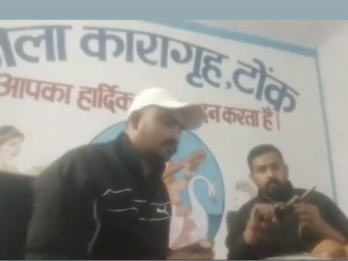 वीडियो में नजर आ रहा है कि बदमाश हाथ में सिगरेट लेकर बैठे हैं।
