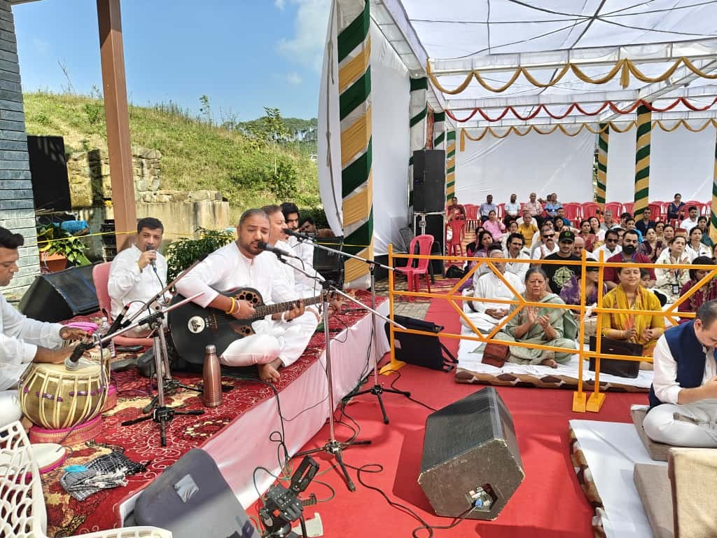 धर्मशाला के कैलाश आश्रम में नवरात्रि उत्सव का शुभारंभ:  अन्य राज्यों के श्रद्धालु भी शामिल, हवन के साथ वैदिक मंत्रोच्चार – Dharamshala News
