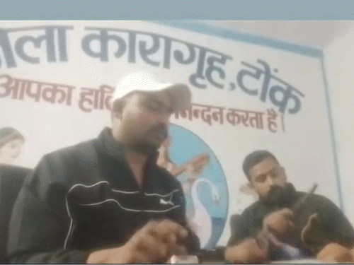 बदमाश हाथ में गुटखा लेकर दिखाता है और कहता है- ये देखो रजनीगंधा