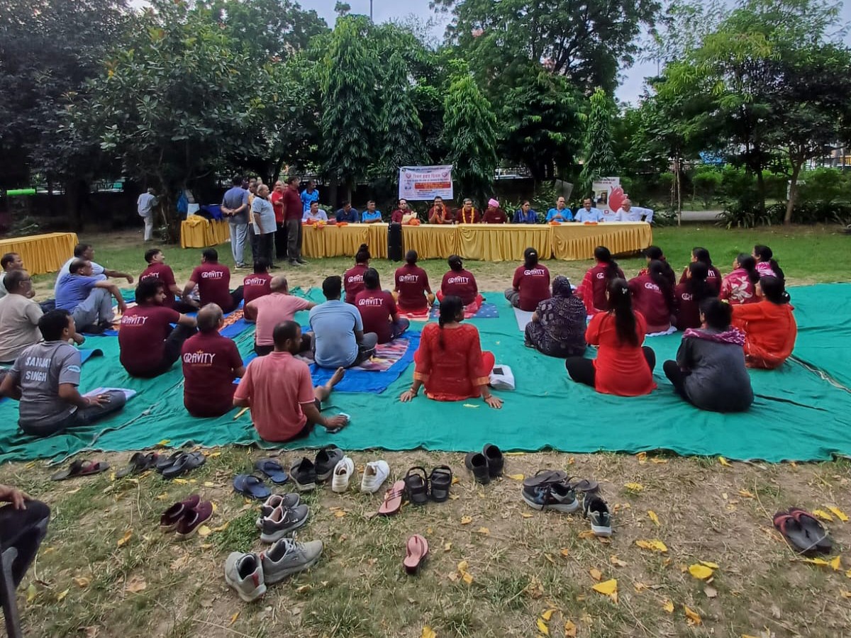 शिविर में बड़ी संख्या में आमजन और वरिष्ठ नागरिक शामिल हुए।