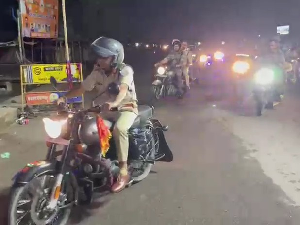 एसपी ने बाइक से दुर्गा पूजा सुरक्षा का जायजा लिया:  गिरिडीह में 5000 जवान तैनात, 30 बाइक से अनुमंडलों में गश्त – Giridih News