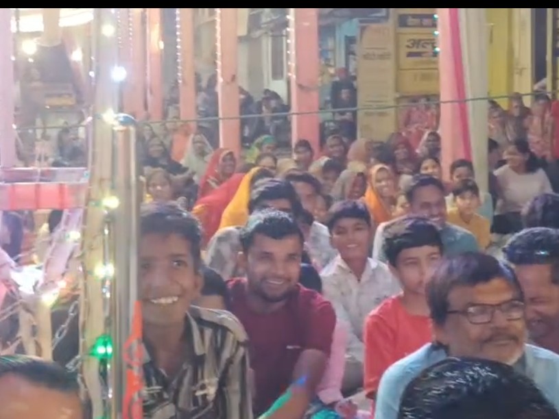 कवि सम्मेलन में उमड़े शहरवासी।