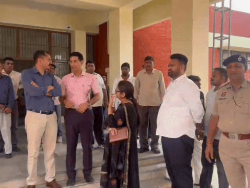 सीएम के कार्यक्रम को लेकर बातचीत करते अधिकारी।