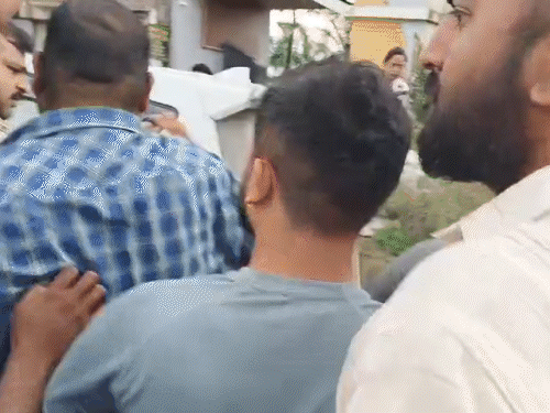 एल्विस यादव की गाड़ी को घेरकर नारेबाजी