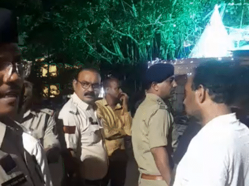 मामला इतना बढ़ गया कि आधी रात पुलिस बल तैनात किया गया।
