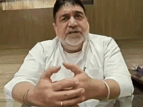 विधायक अशोक पराशर पप्पी और कांग्रेस के प्रदेश प्रधान अमरिंदर सिंह राजा वड़िंग ठेकेदार अशोक के साथ। - Dainik Bhaskar