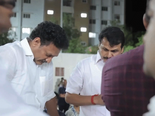 करूर सरकारी रुग्णालयाच्या शवागारात मुलांचे मृतदेह पाहून तामिळनाडूचे शिक्षण मंत्री अनबिल महेश पोयमोझी भावुक झाले.