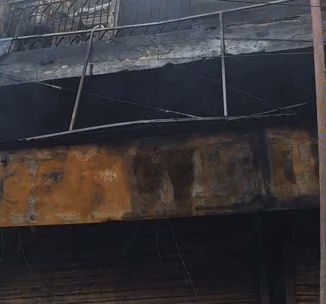 बहादुरगढ़ मेन बाजार की दुकान में लगी आग:  लाखों का माल राख; जान बचाने को पहली मंजिल से कूदा दुकानदार – bahadurgarh (jhajjar) News