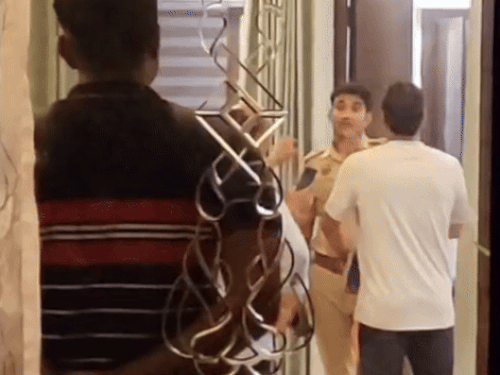 मैरी कॉम के घर पर जांच करते हुए पुलिस