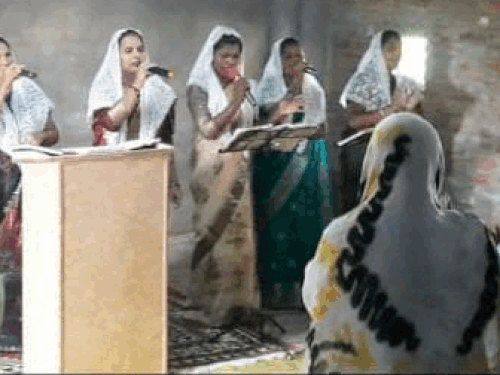 मलखान के मोबाइल में प्रार्थना सभा से संबंधित तस्वीरें मिलीं।