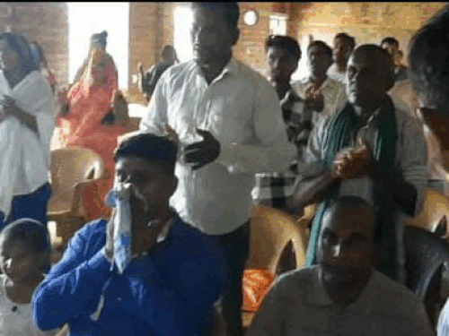 खेत के मकान में चंगाई सभा करता था।