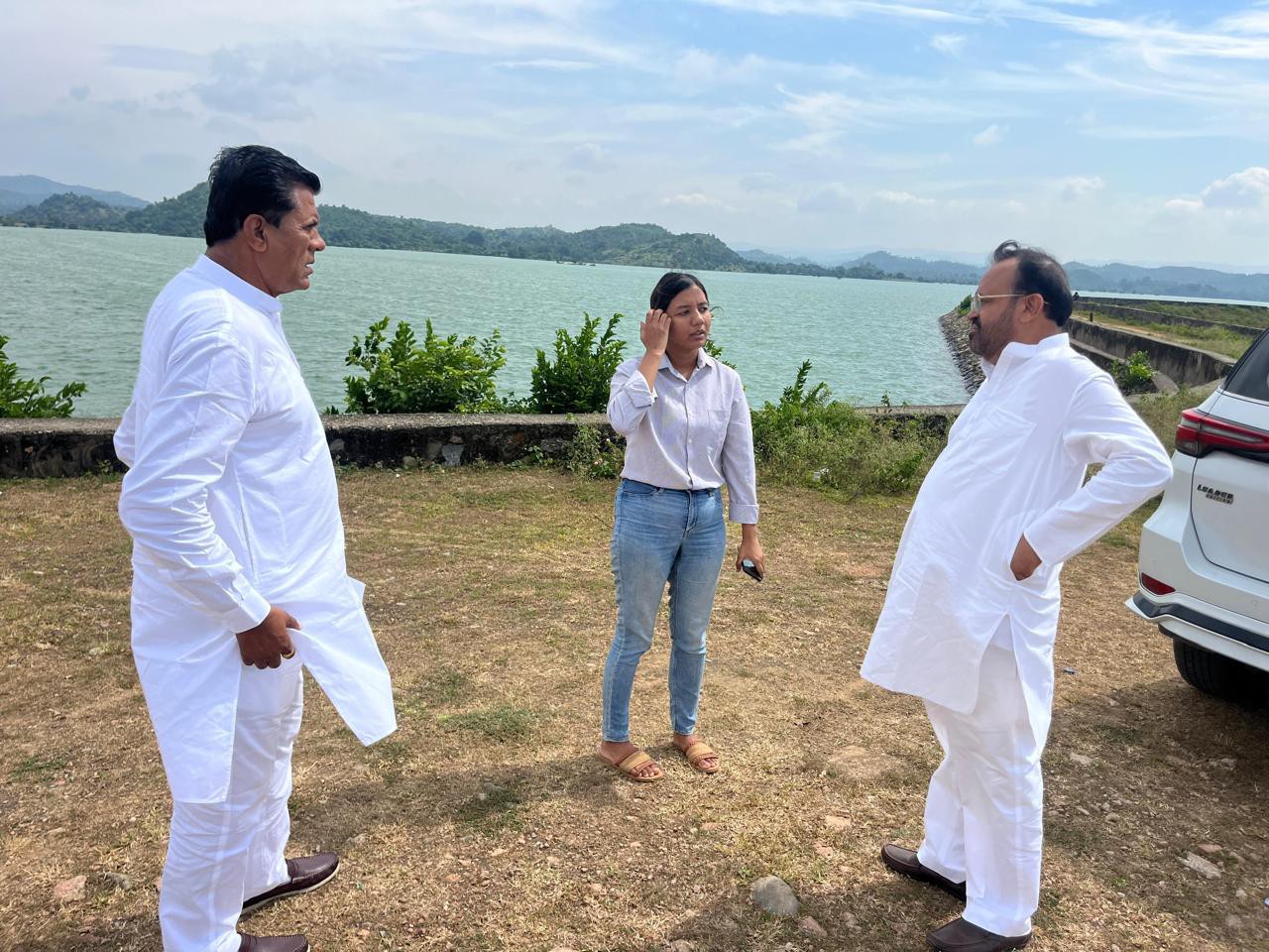 पूर्व विधायक लोढ़ा ने सहायक अभियंता (सिंचाई) से ली कार्य प्रगति की जानकारी।