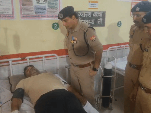 एसएसपी संजय वर्मा ने मुठभेड़ में घायल सिपाही कालूराम का अस्पताल पहुंचकर हाल जाना।