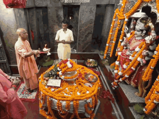 योगी ने शक्तिपीठ देवीपाटन मंदिर में आदिशक्ति मां पाटेश्वरी के दर्शन किए।