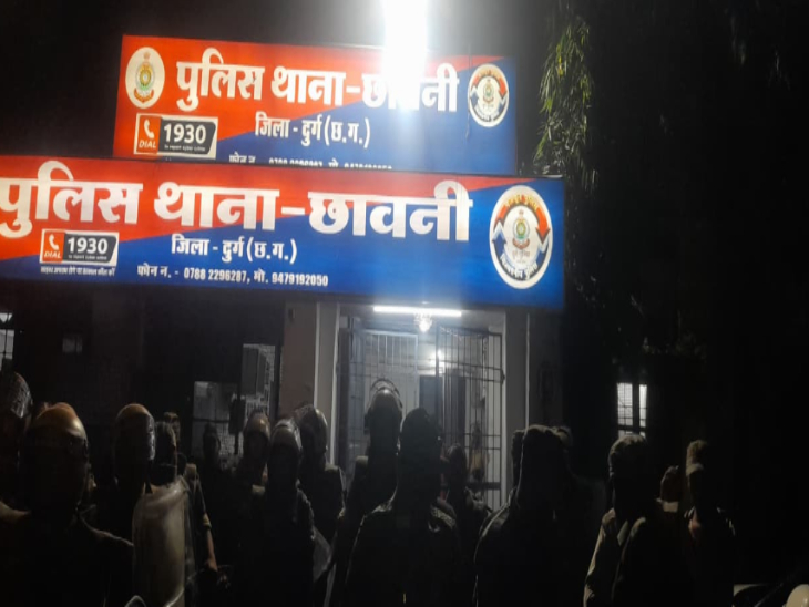 थाना परिसर के चारों तरफ पुलिस बल के जवान देर रात तक तैनात रहे।