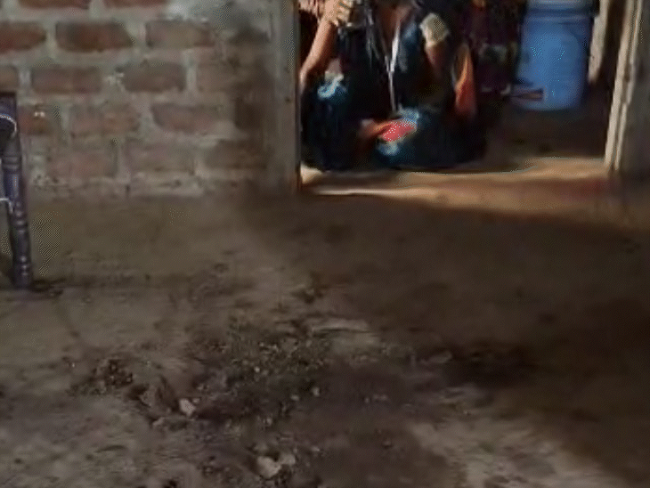 कमरे में खून फैला हुआ है। इसे देख-देखकर मां सोनाबाई रोए जा रही है।