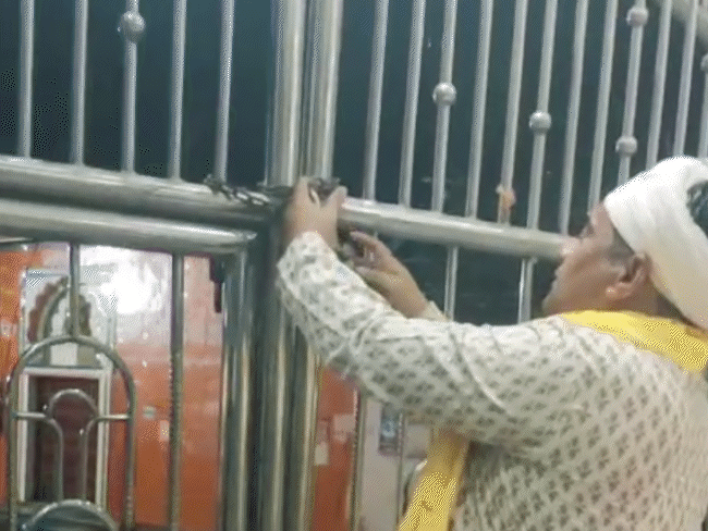 रण कौशल मंदिर में पुजारी सुबह मंदिर में पूजा करने पहुंचे थे।