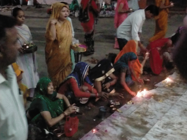 मंदिर में पुजारी ेके गेट खोलने के बाद बड़ी संख्या में भक्त पहुंच जाते हैं।
