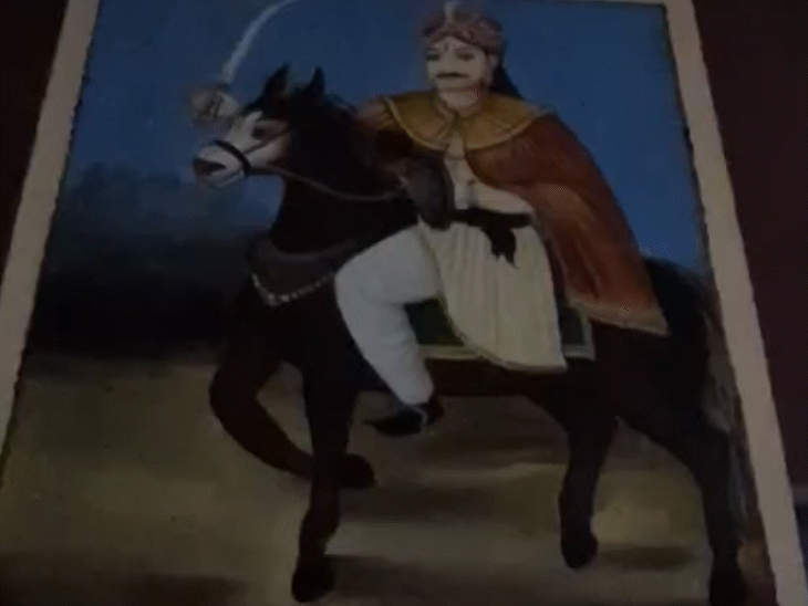 मंदिर में माता गजमोतिन के साथ ही वीर मलखान की फोटो भी लगी हुई है।