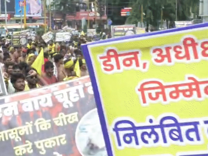 जयस हफ्ते भर से एमवाय के डीन और अधीक्षक को हटाने की मांग कर रहा है।