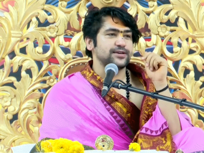 बागेश्वर धाम में पंडित धीरेंद्र शास्त्री अमित का परिचय भक्तों से कराते हुए।