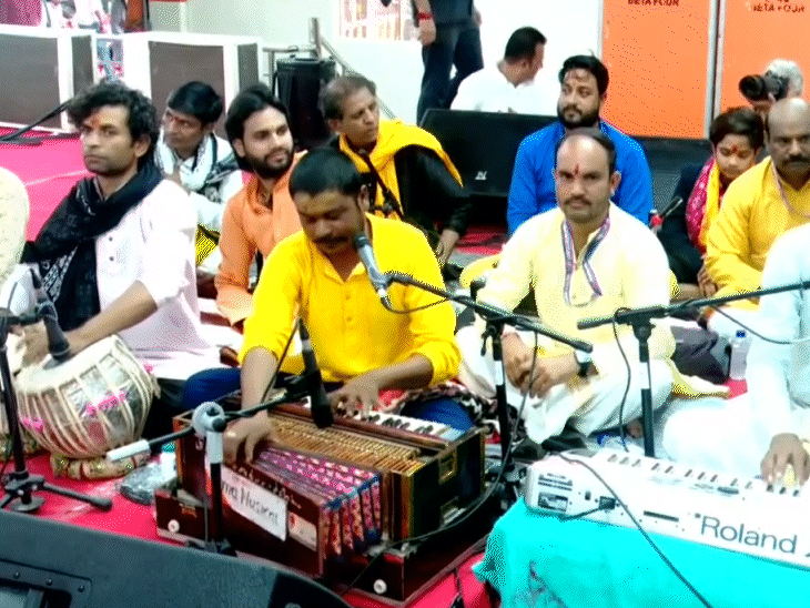 बागेश्वरधाम में परफॉर्म करते हुए सिंगर अमित धुर्वे।