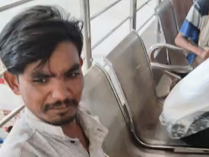 आरोपी ने पहले कालू सिंह पर ही वार किया था, लेकिन वह झुक गया। इसके बाद भाग गया।