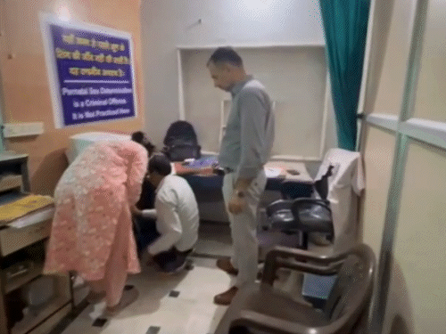 हॉस्पिटल में लगी सोनोग्राफी मशीन की जांच करती स्वास्थ्य विभाग की जयपुर से गई टीम।