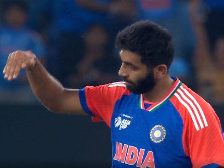 प्लेन क्रैश का इशारा करते बुमराह ।