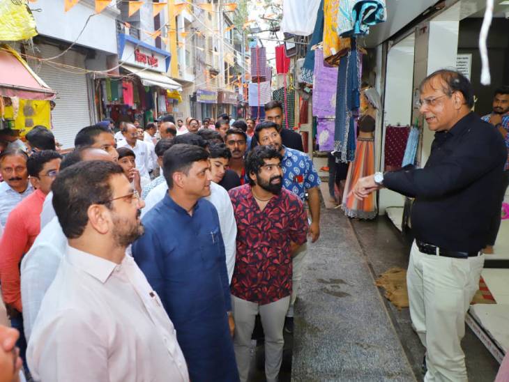 महापौर ने देपालपुर में जनता से भी बातचीत की।