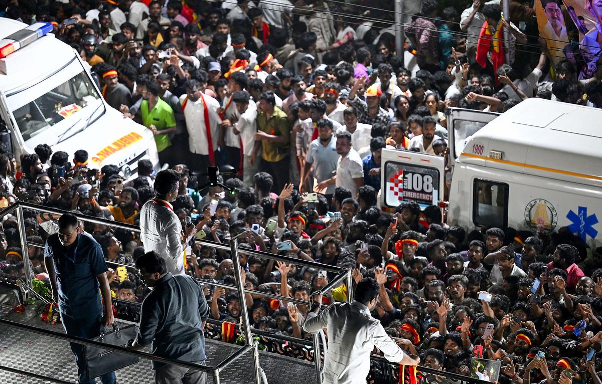 विजय करीब 6 घंटे की देरी से वेन्यू पर पहुंचे, जहां 2 किमी के इलाके में 20 हजार लोग थे।