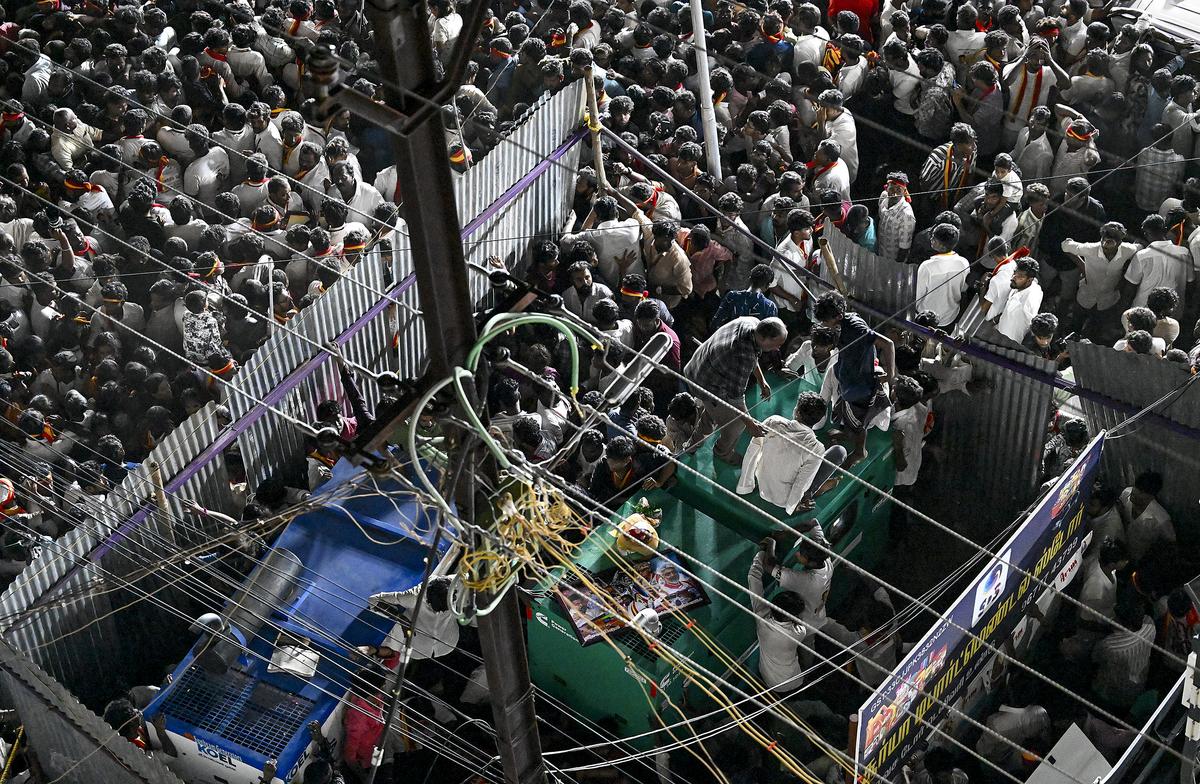 एक्टर विजय की एक झलक पाने के लिए लोग वहां रखे जनरेटर पर भी चढ़ गए।