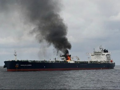इजराइली ड्रोन ने 17 सितंबर को यमन के बंदरगाह पर LPG टैंकर को निशाना बनाया था। - Dainik Bhaskar