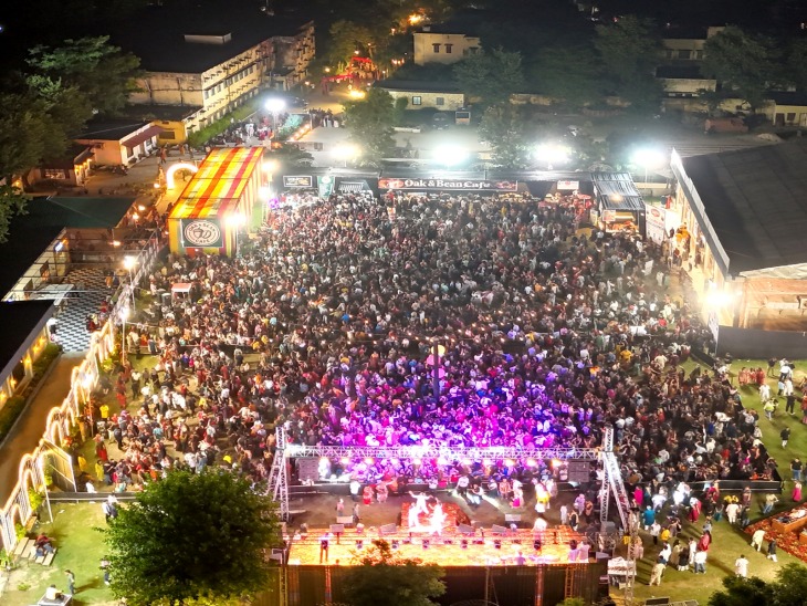 इस तरह हजारों की संख्या में महिला पुरूष शामिल हुए।